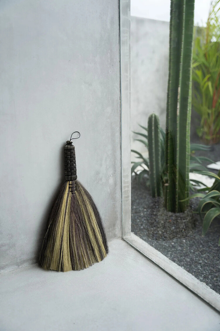 Bazar Bizar The Sweeping Brush - Black Natural