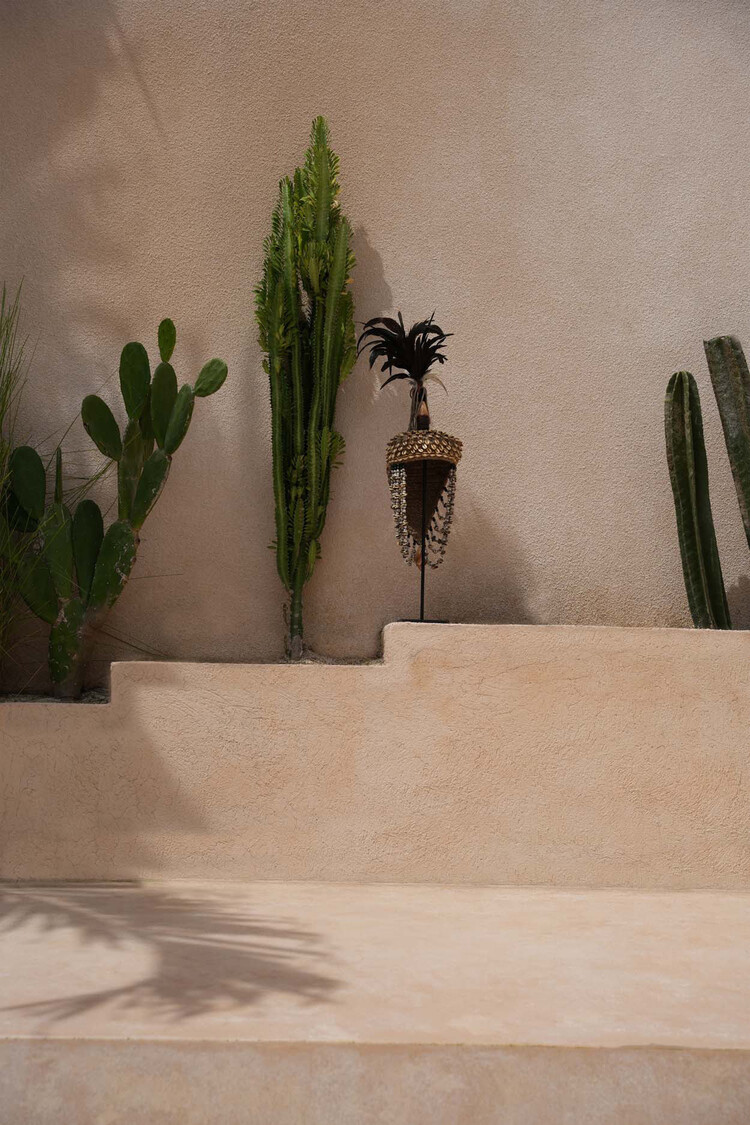 Bazar Bizar The Shell Hat on Stand - Natural Black