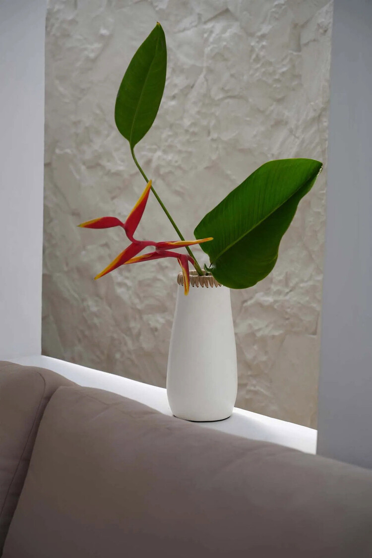Bazar Bizar Die Sneaky Vase - Weiss Natur - M