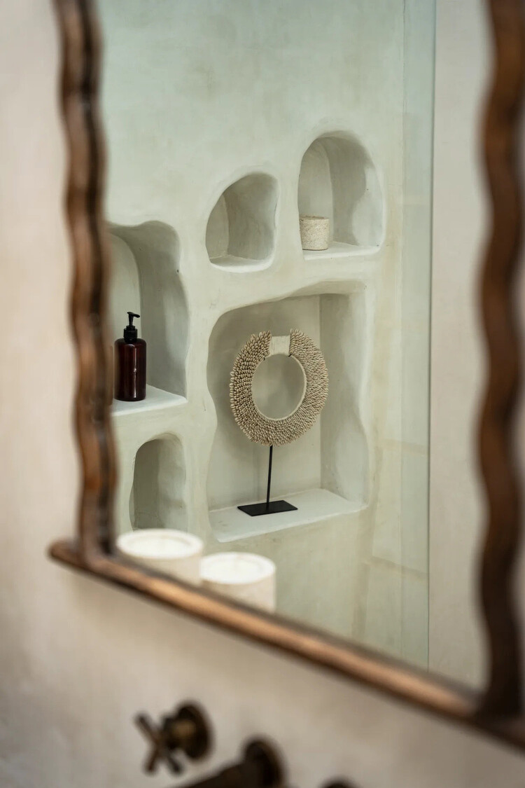 Bazar Bizar The Papua Shell Disc on Stand - White - M