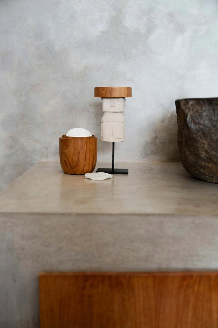 Bazar Bizar L’Uomo Di Sumba In Piedi