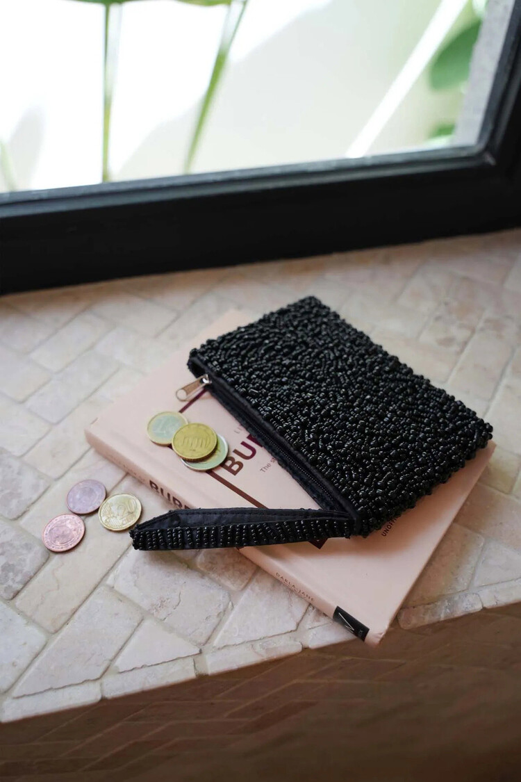 Bazar Bizar Das Black Beaded Portemonnaie