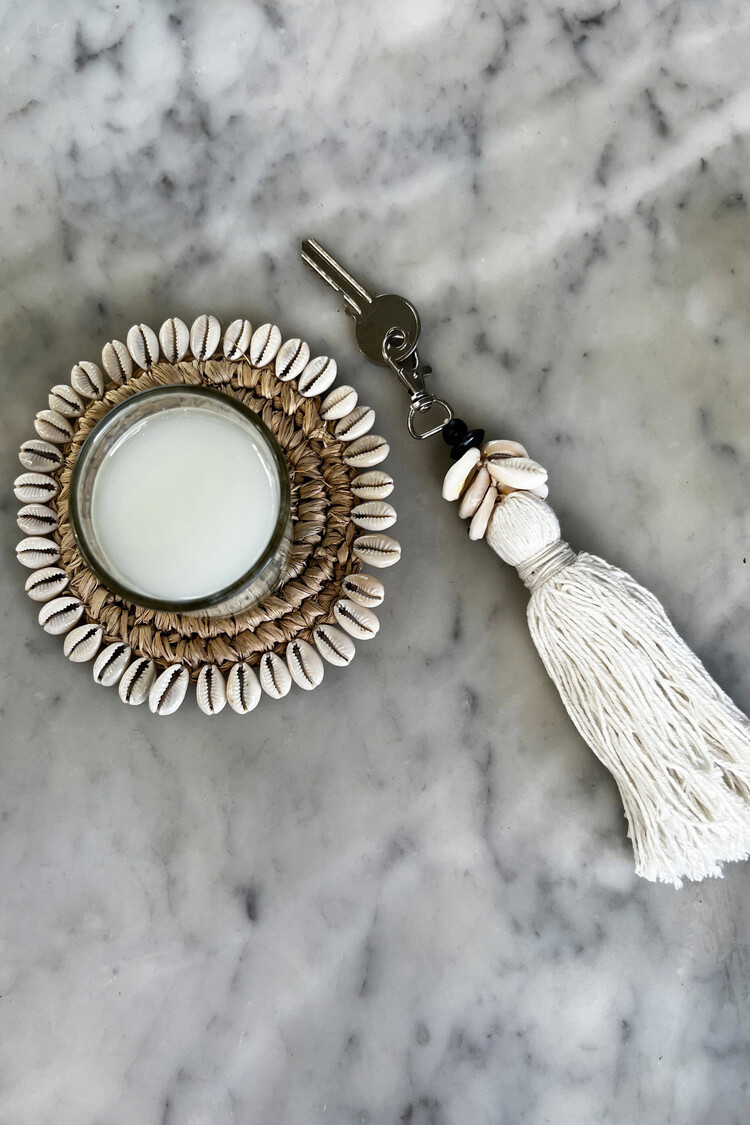 Bazar Bizar The Cowrie Tassel Keychain - White