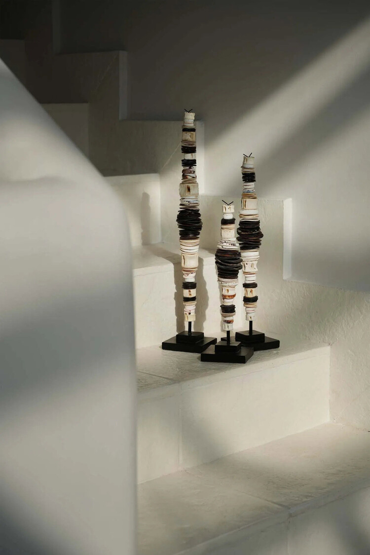 Bazar Bizar The Money Shell on Stand - Black White - L