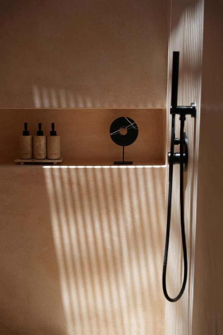 Bazar Bizar The Marble Disc on Stand - Black - M