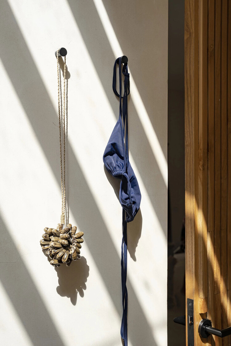 Bazar Bizar The Brown Cowrie Shell Tassel