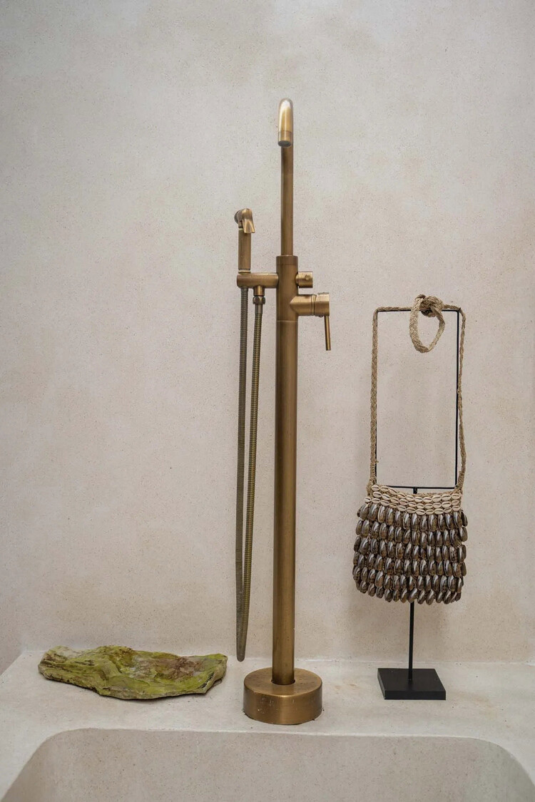 Bazar Bizar The Shell Purse on Stand