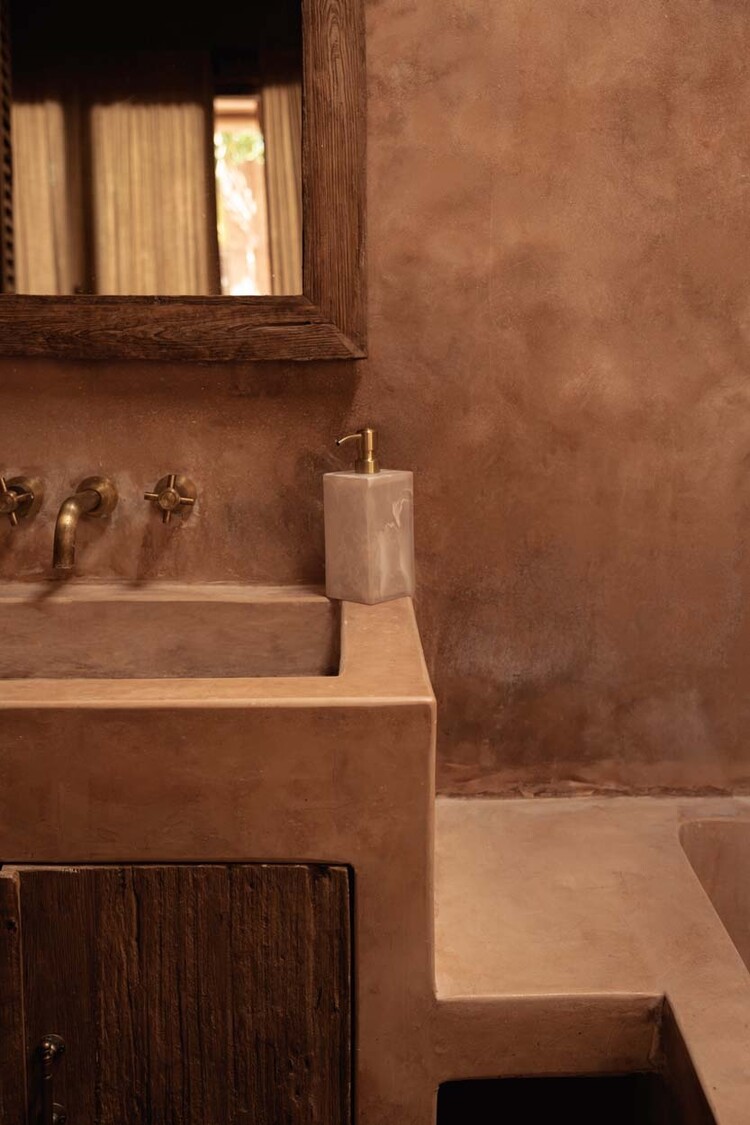 Bazar Bizar The Resin Soap Dispenser - Pink White