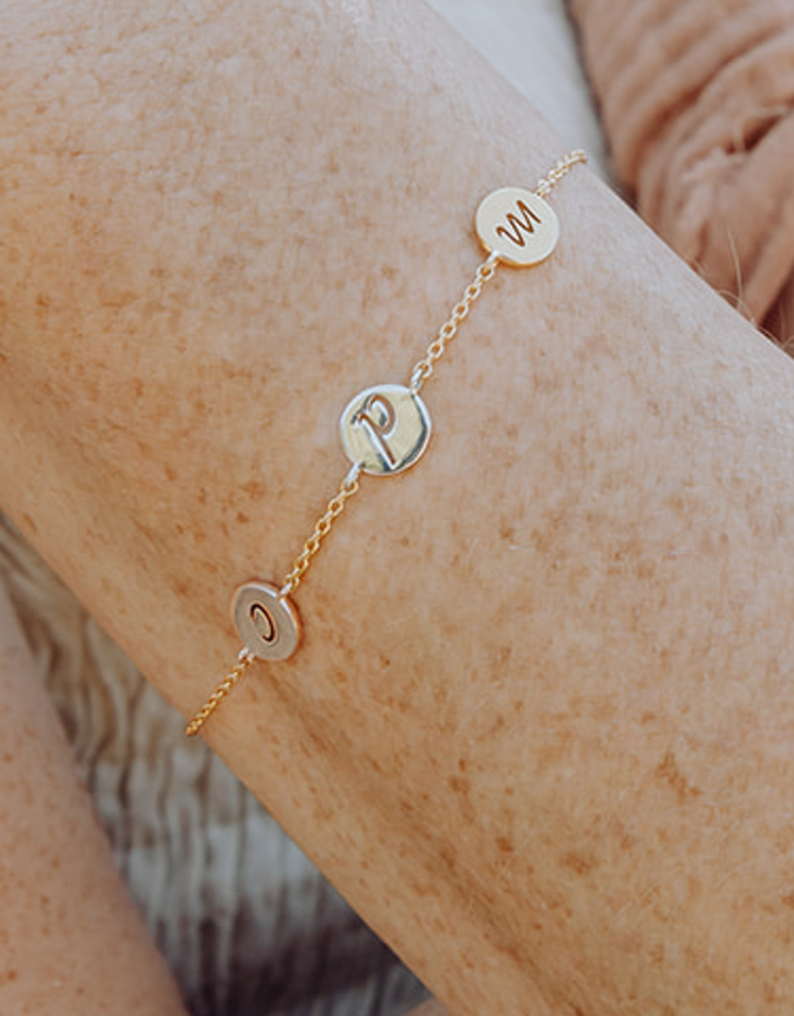Design your bracelet with 3 charms