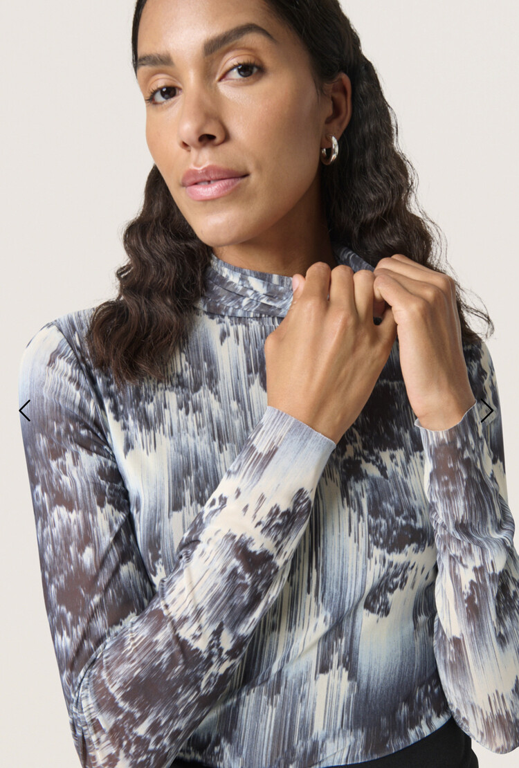 Soaked In Luxury SLHartley mockneck tee