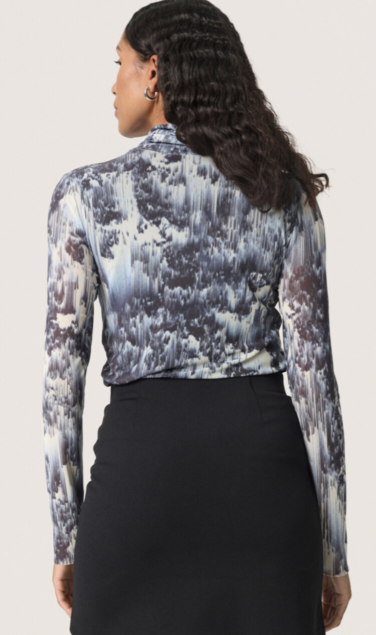 Soaked In Luxury SLHartley mockneck tee