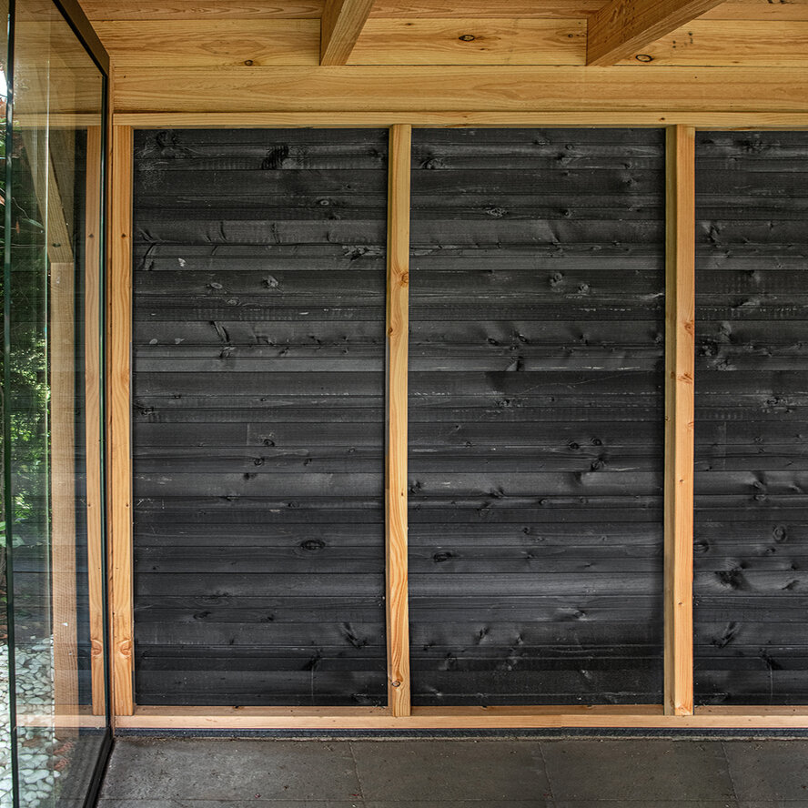 Keilstülpschalung Fichte schwarz - 11-22x180 mm - sägerau (Sichtseite) - schwarz beschichtet / gebeizt - HF 18-20% (KD) Keilstülpschalung Fichte schwarz - 11-22x180 mm - sägerau (Sichtseite) - schwarz beschichtet / gebeizt - HF 18-20% (KD)