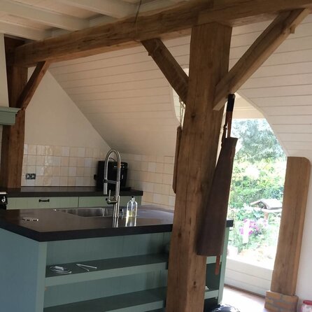 Alte Eichenbalke (gealtert) - 90x90 mm - Gehobelt, gebürstet und geräuchert - rustikales (frisches) AD Eichenholz Alte Eichenbalke (gealtert) - 90x90 mm - Gehobelt, gebürstet und geräuchert - rustikales (frisches) AD Eichenholz