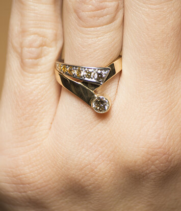 Geelgouden ring met kleur diamanten - Trio