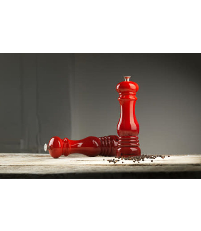 Le Creuset pepermolen cerise/ kersenrood 21 cm aktie