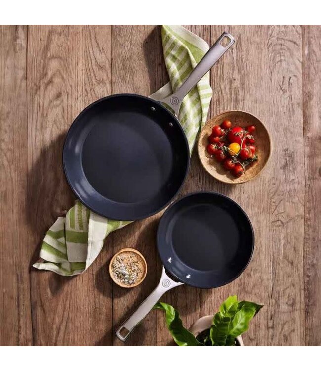 Le Creuset Le Creuset Essential Ceramic set van twee koekenpannen 24 en  28 cm actie van 258,- voor 219,-