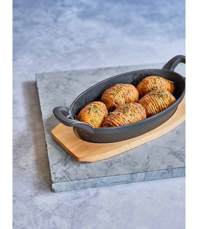 cosy & trendy Cosy & Trendy  gietijzeren  gratinschaal ovaal 30x17xH5 cm op berkenhouten plankje