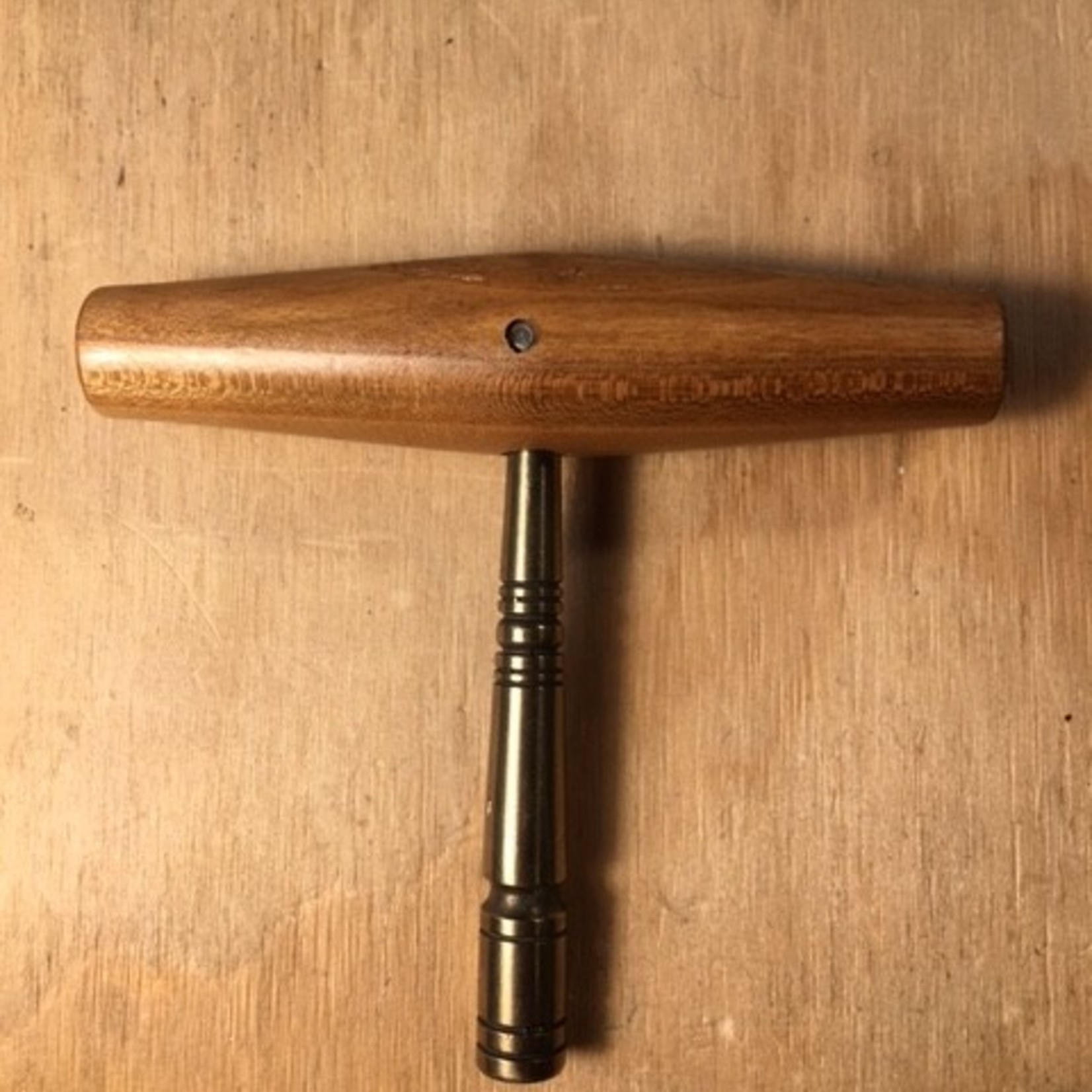 Stemsleutel klavecimbel  in hardhout - gedraaid metalen stang - zonder messing doppen Voor 5 mm stempin met RechtHoekige kop