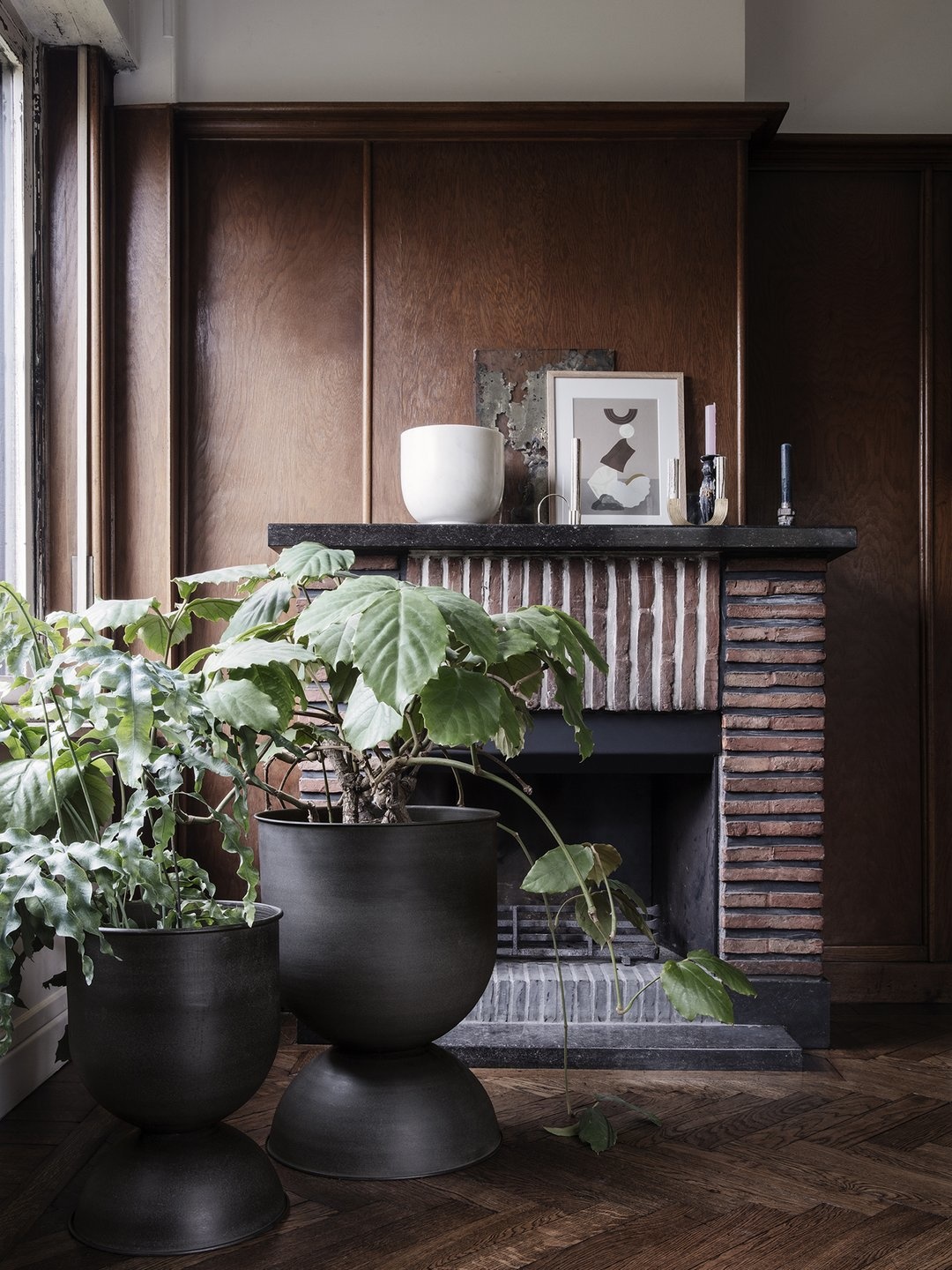 Ferm Living Hourglass Pot - Large - Black/Dark Grey