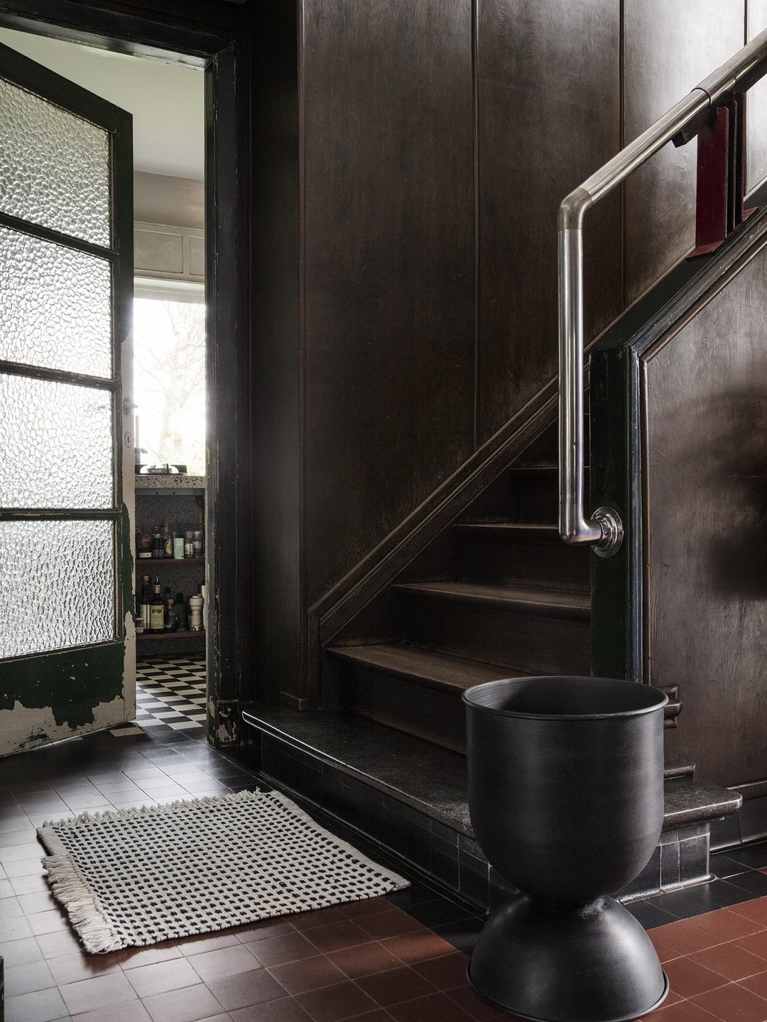 Ferm Living Hourglass Pot - Medium - Black/Dark Grey