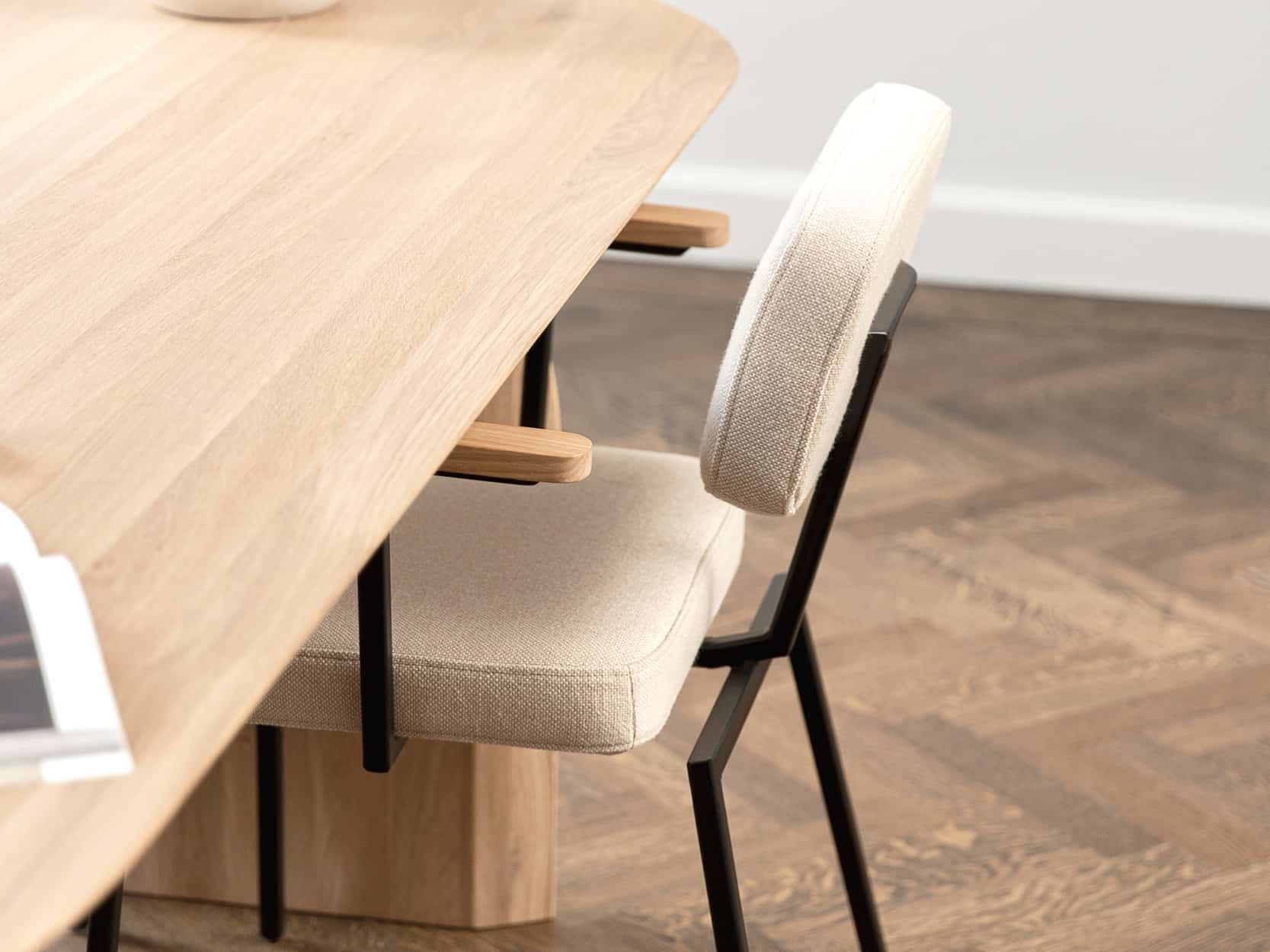 STUDIO HENK Stoel Ode Chair met armleuning - zwart - royal pearl106 - Eiken olie naturel