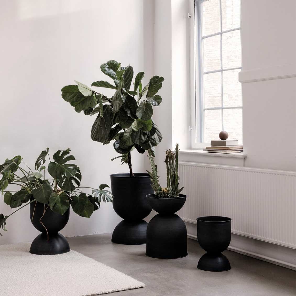 Ferm Living Hourglass Pot - Small - Black/Dark Grey