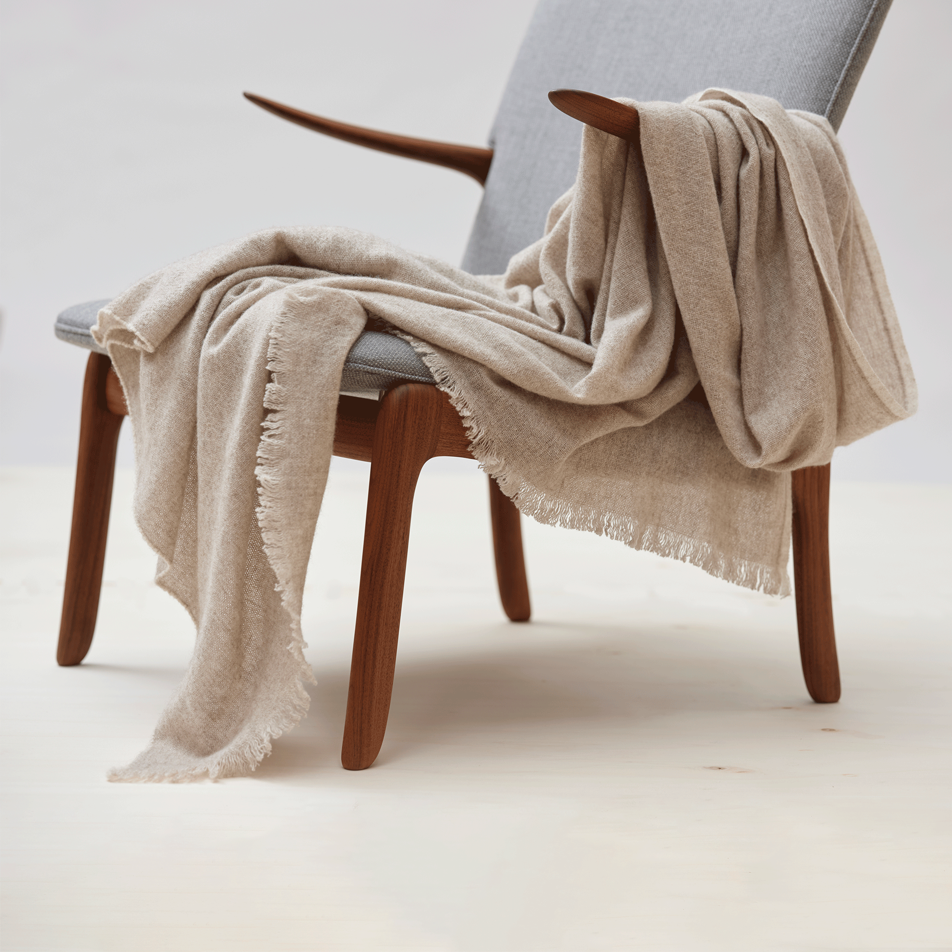 THROW YAMAAT LIGHT GREY 140x180