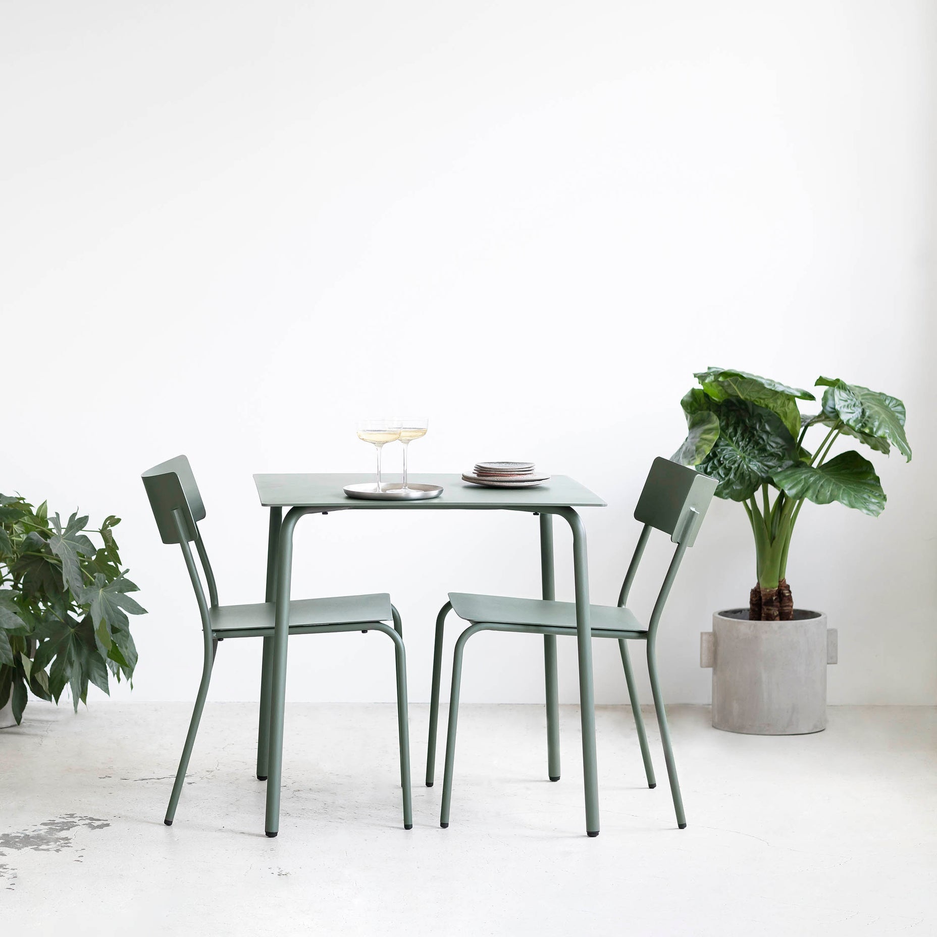 Serax AUGUST STOEL L ALU EUCALYPTUSGROEN ZONDER ARMSTEUNEN