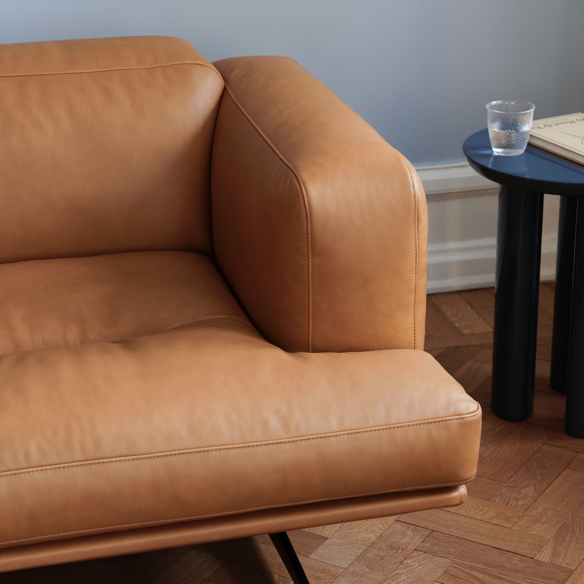 &Tradition Inland AV23 - Noble Cognac Leather/Warm Black