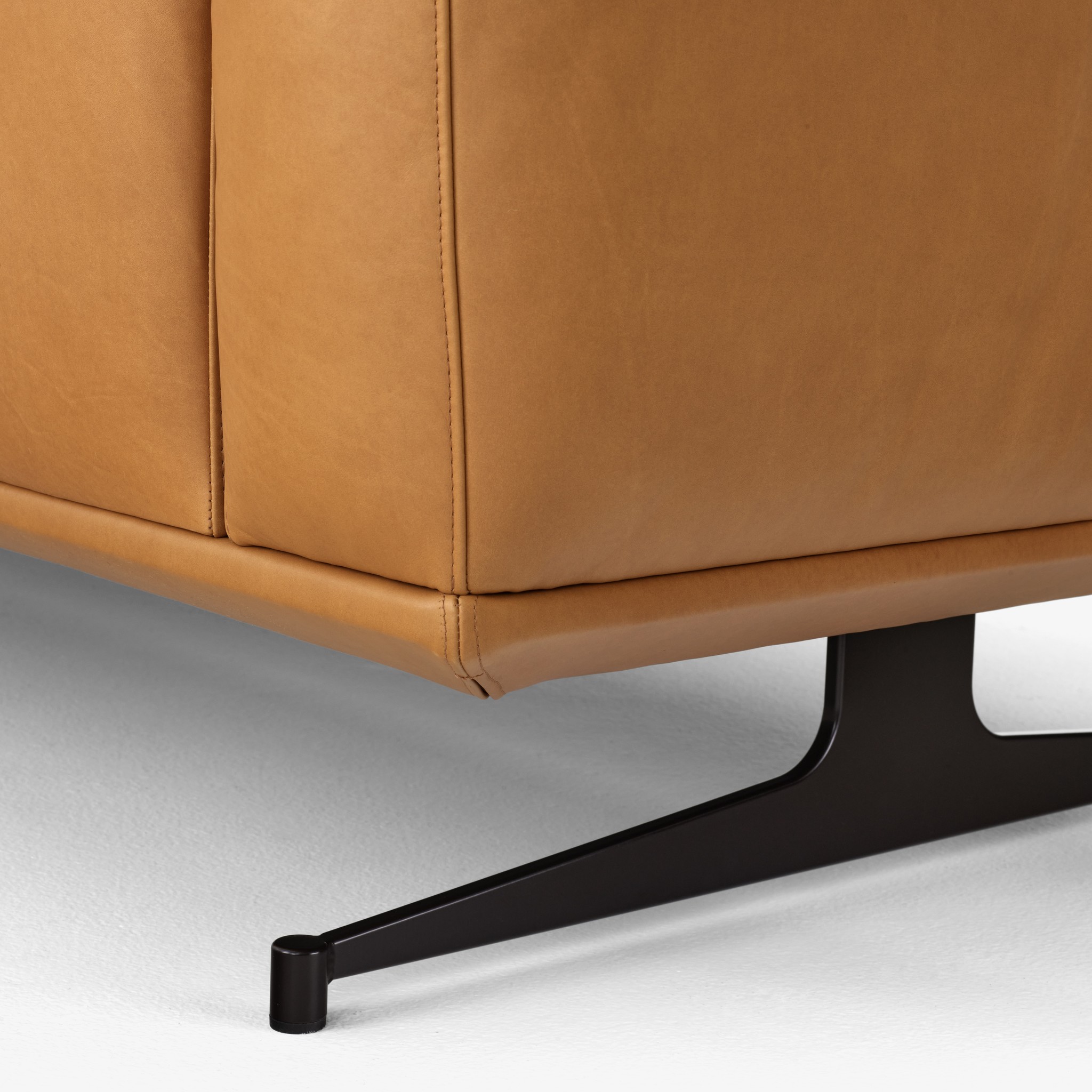 &Tradition Inland AV23 - Noble Cognac Leather/Warm Black