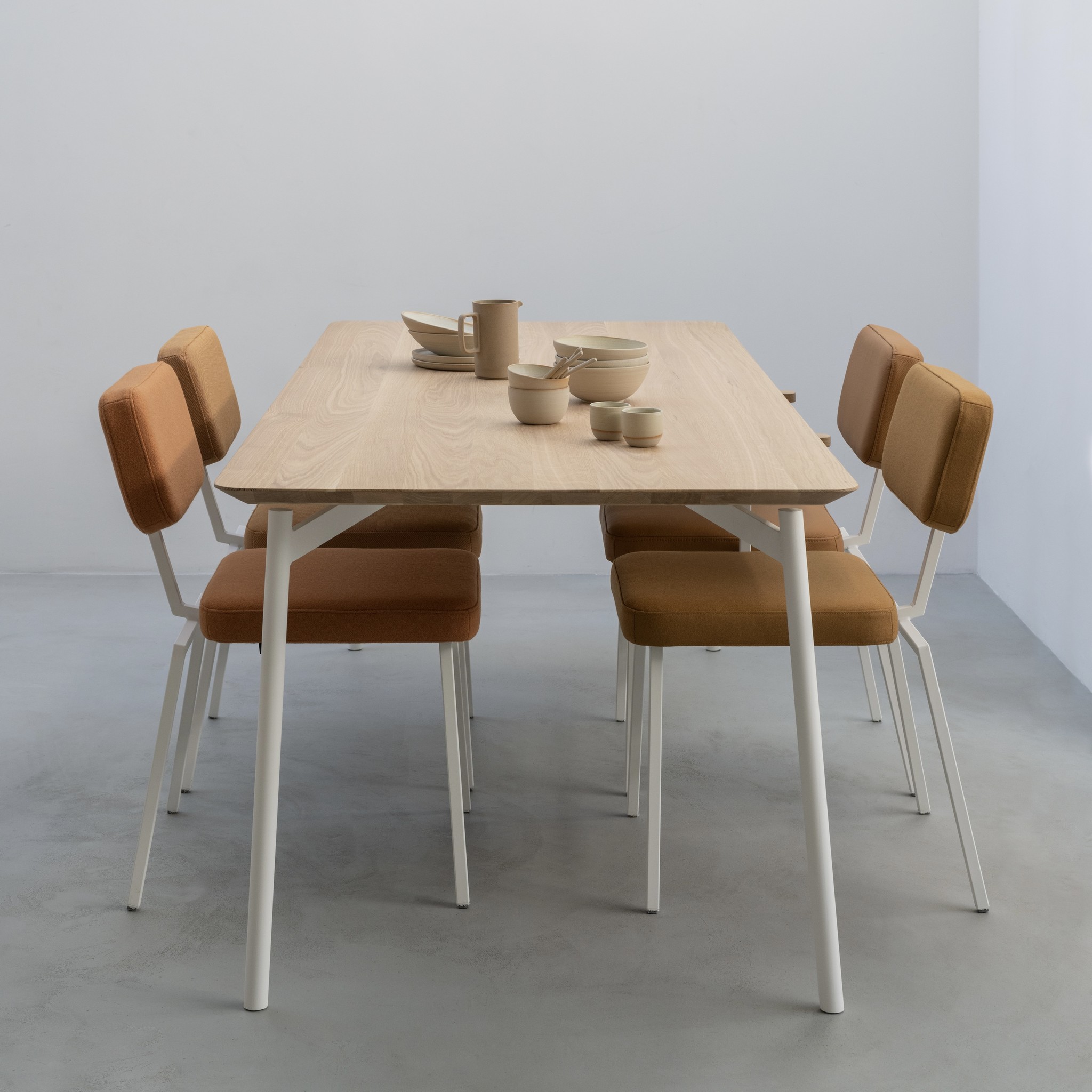 STUDIO HENK Eettafel rechthoekig - Flyta - 240 x 100 cm - verjongd - Eiken natural light hardwax olie/Wit onderstel
