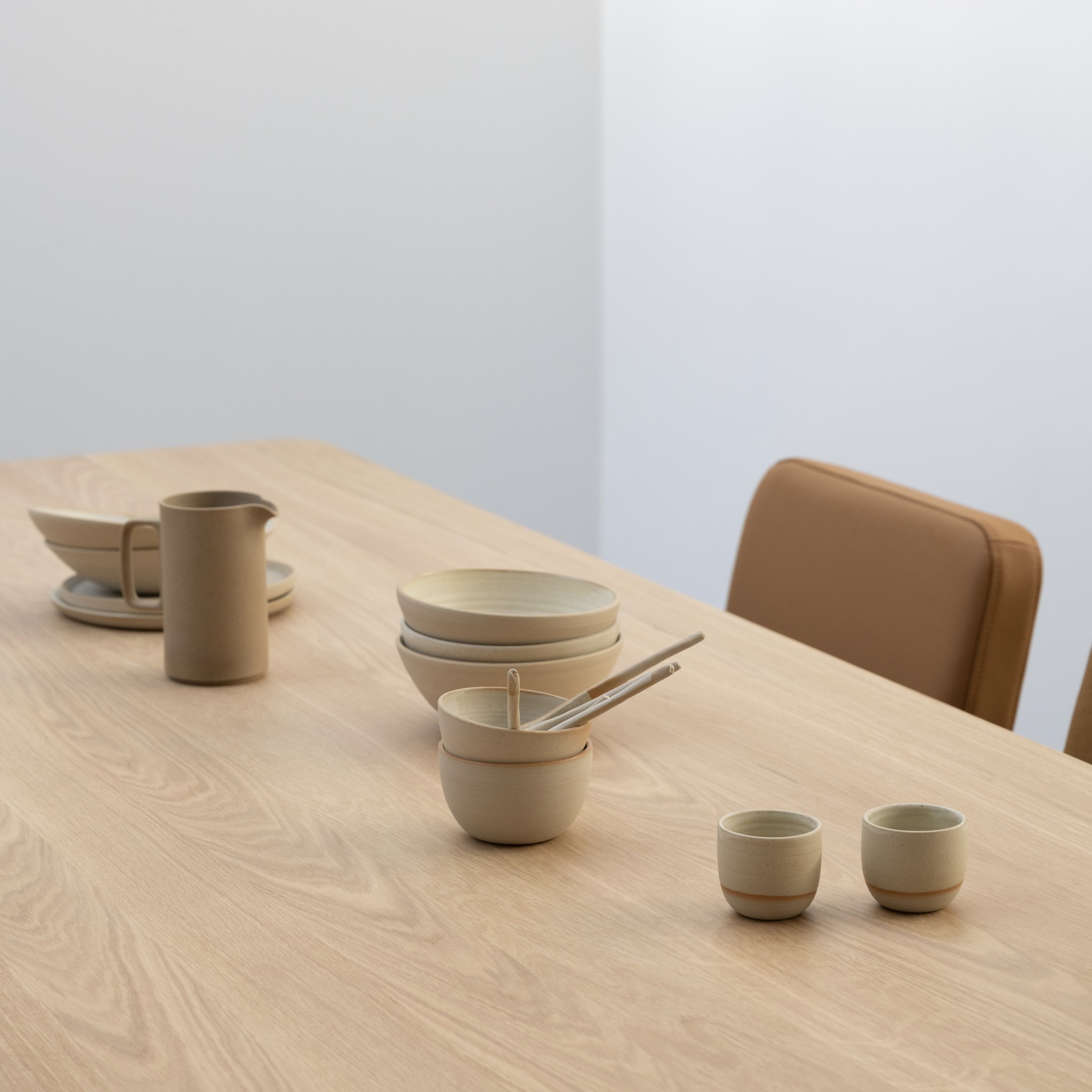 STUDIO HENK Eettafel rechthoekig - Flyta - 240 x 100 cm - verjongd - Eiken natural light hardwax olie/Wit onderstel