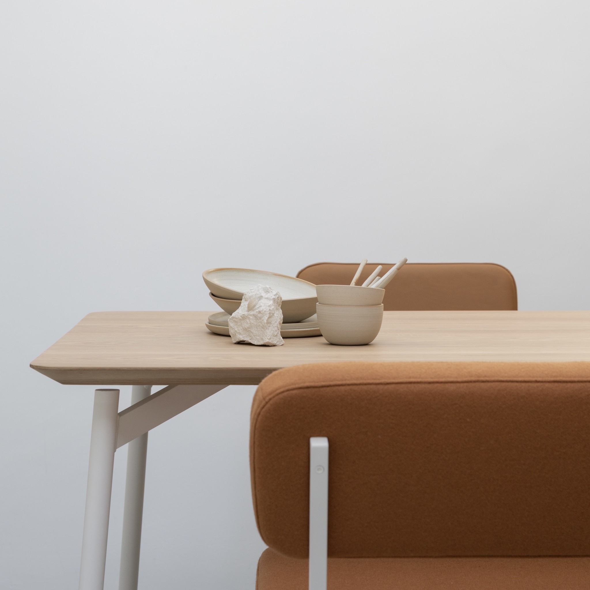 STUDIO HENK Eettafel rechthoekig - Flyta - 240 x 100 cm - verjongd - Eiken natural light hardwax olie/Wit onderstel
