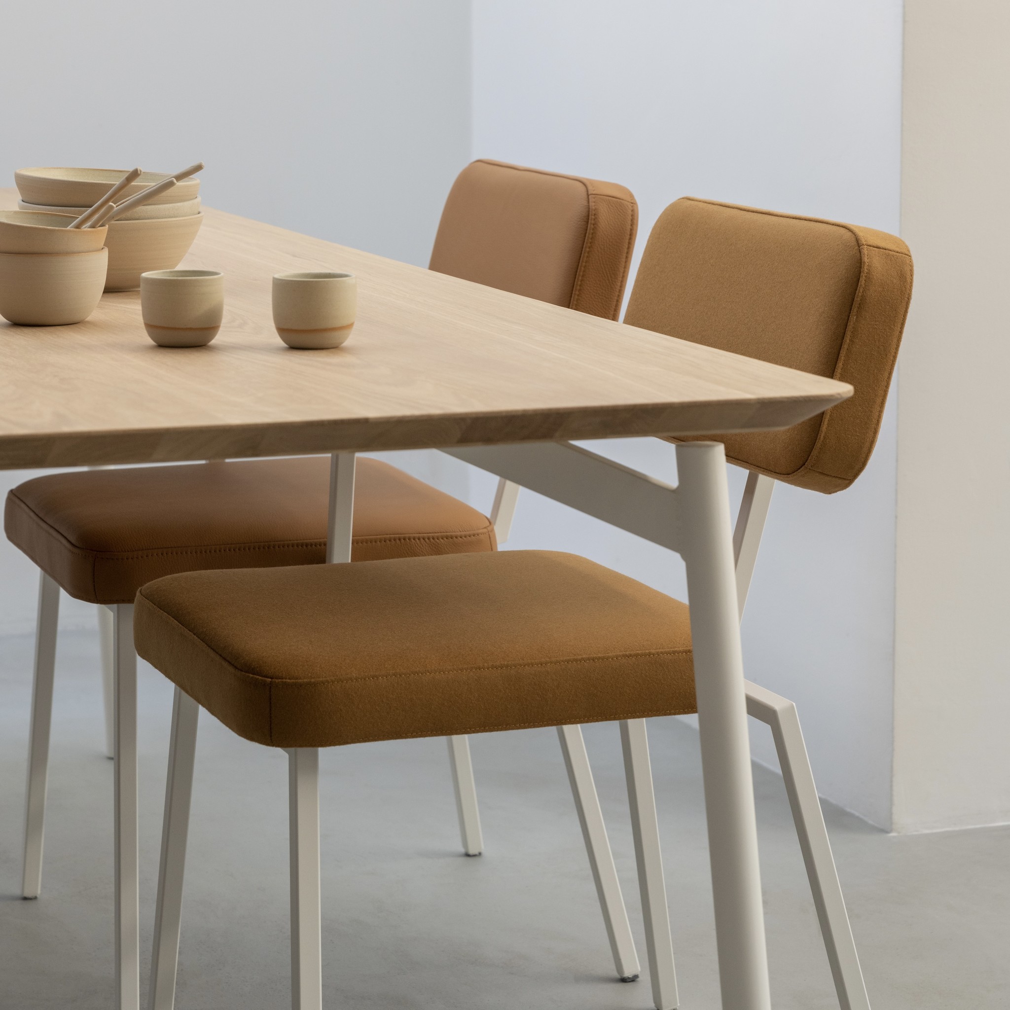 STUDIO HENK Eettafel rechthoekig - Flyta - 240 x 100 cm - verjongd - Eiken natural light hardwax olie/Wit onderstel