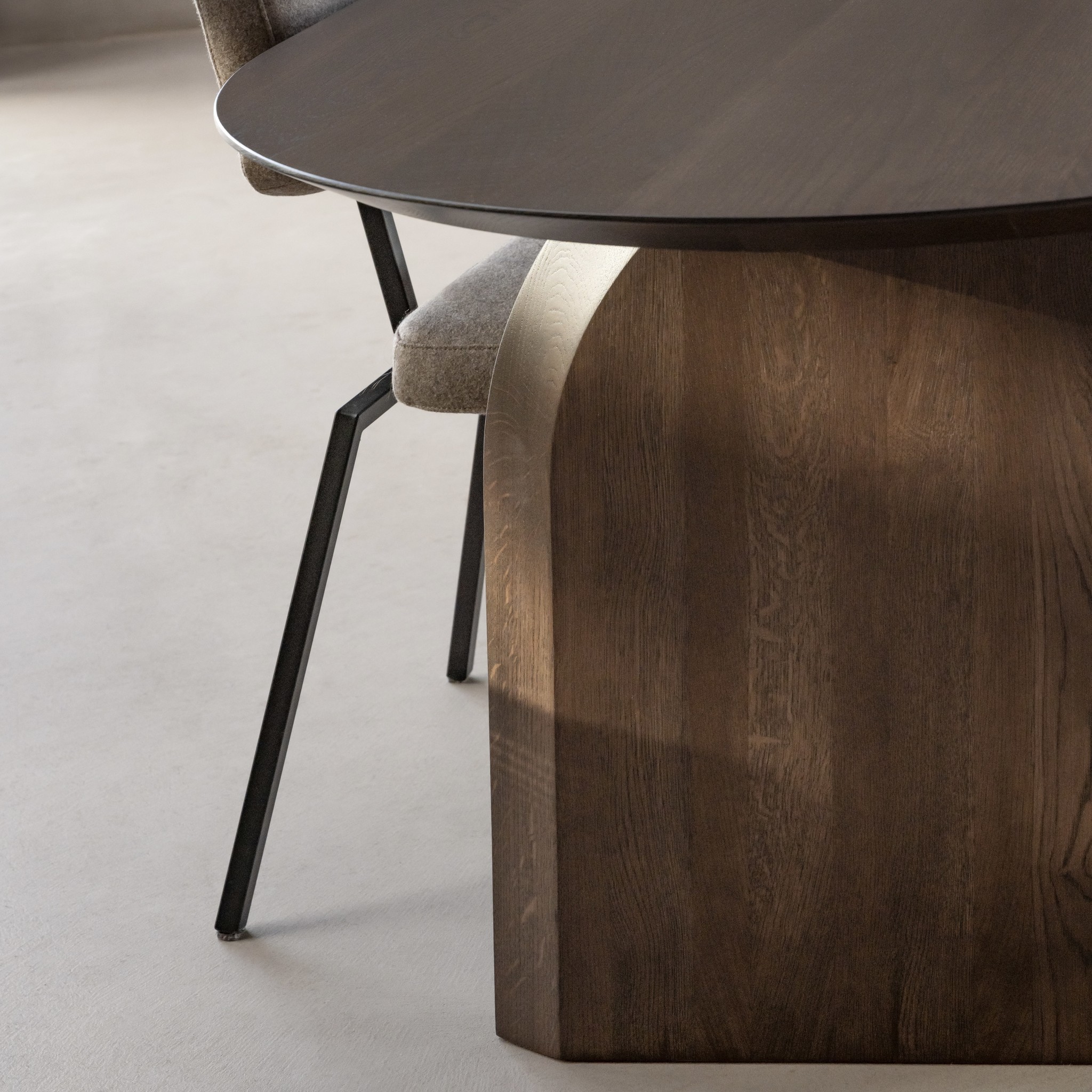 STUDIO HENK Eettafel plat ovaal - Slot - 220 x 90 cm - verjongd - Eiken gerookt gebeitst