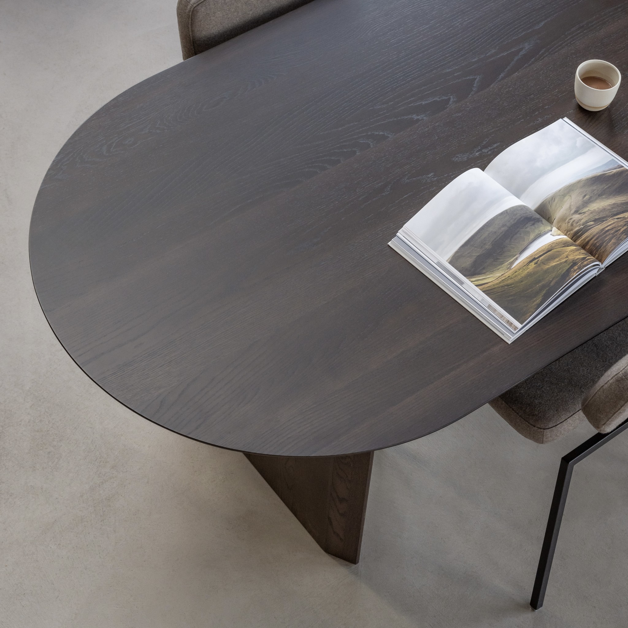 STUDIO HENK Eettafel plat ovaal - Slot - 220 x 90 cm - verjongd - Eiken gerookt gebeitst