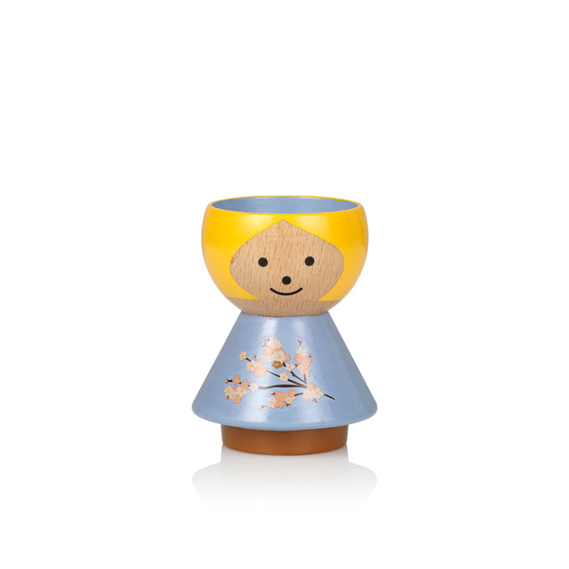 Lucie Kaas Bordfolk egg holder girl Lily