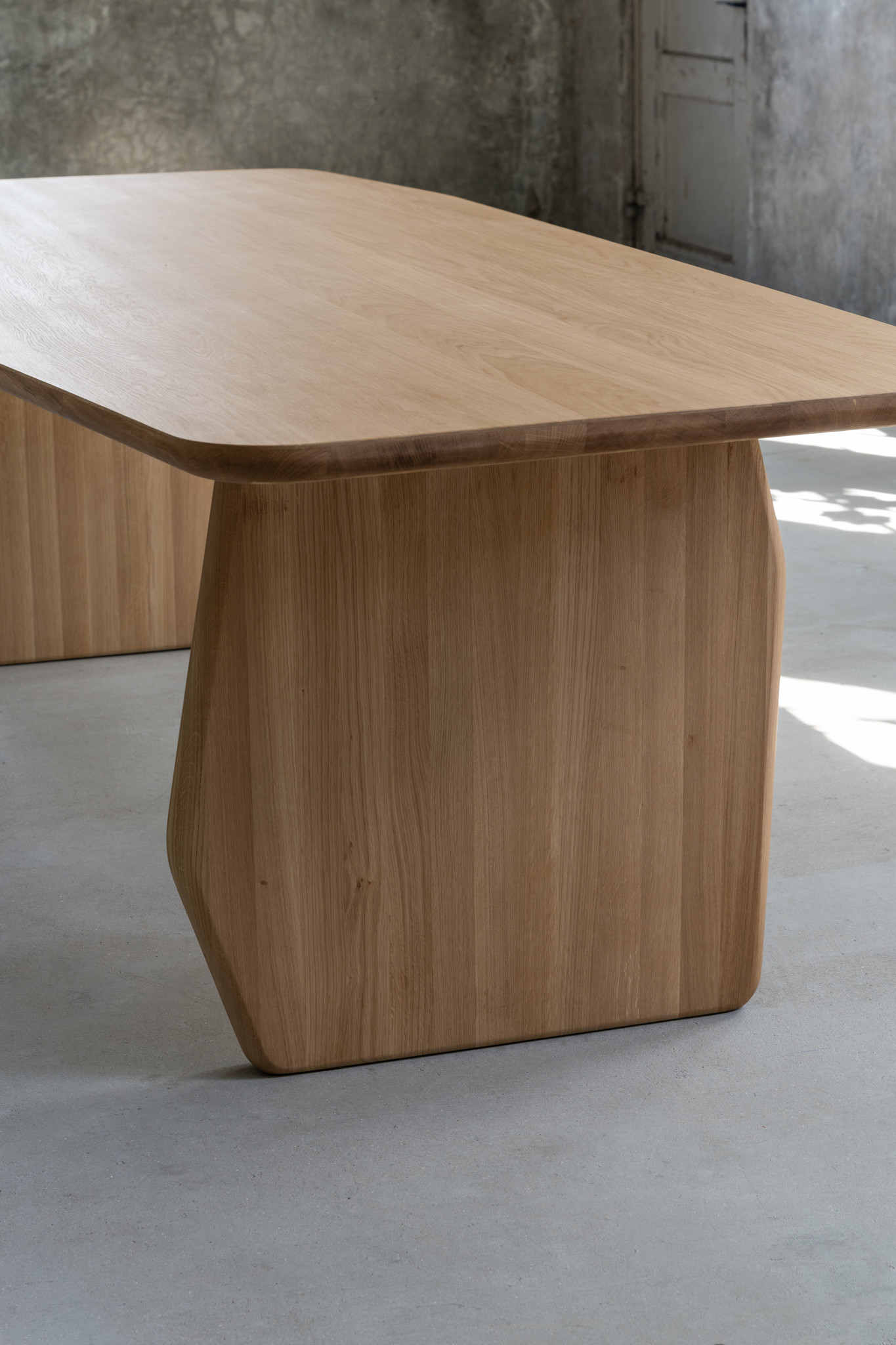 STUDIO HENK Eettafel Paper - Slant - 220 x 100 cm - radius - Eiken natural light hardwax olie