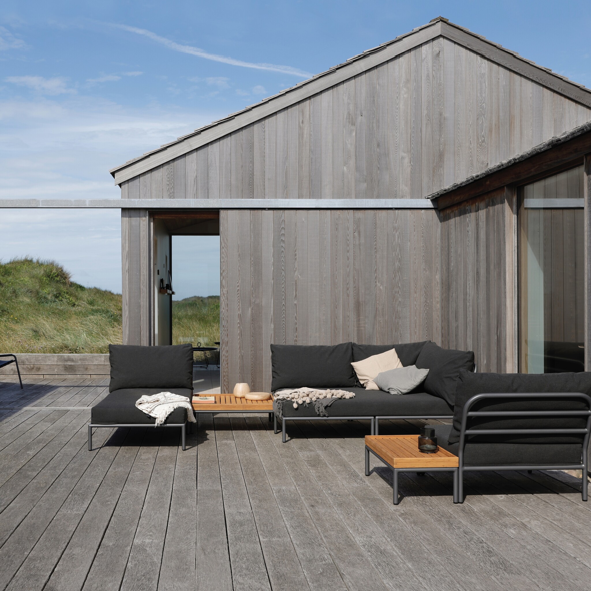 Houe Level 2 Loungeset - Sunbrella Ash Heritage/Dark Grey powder coated aluminium