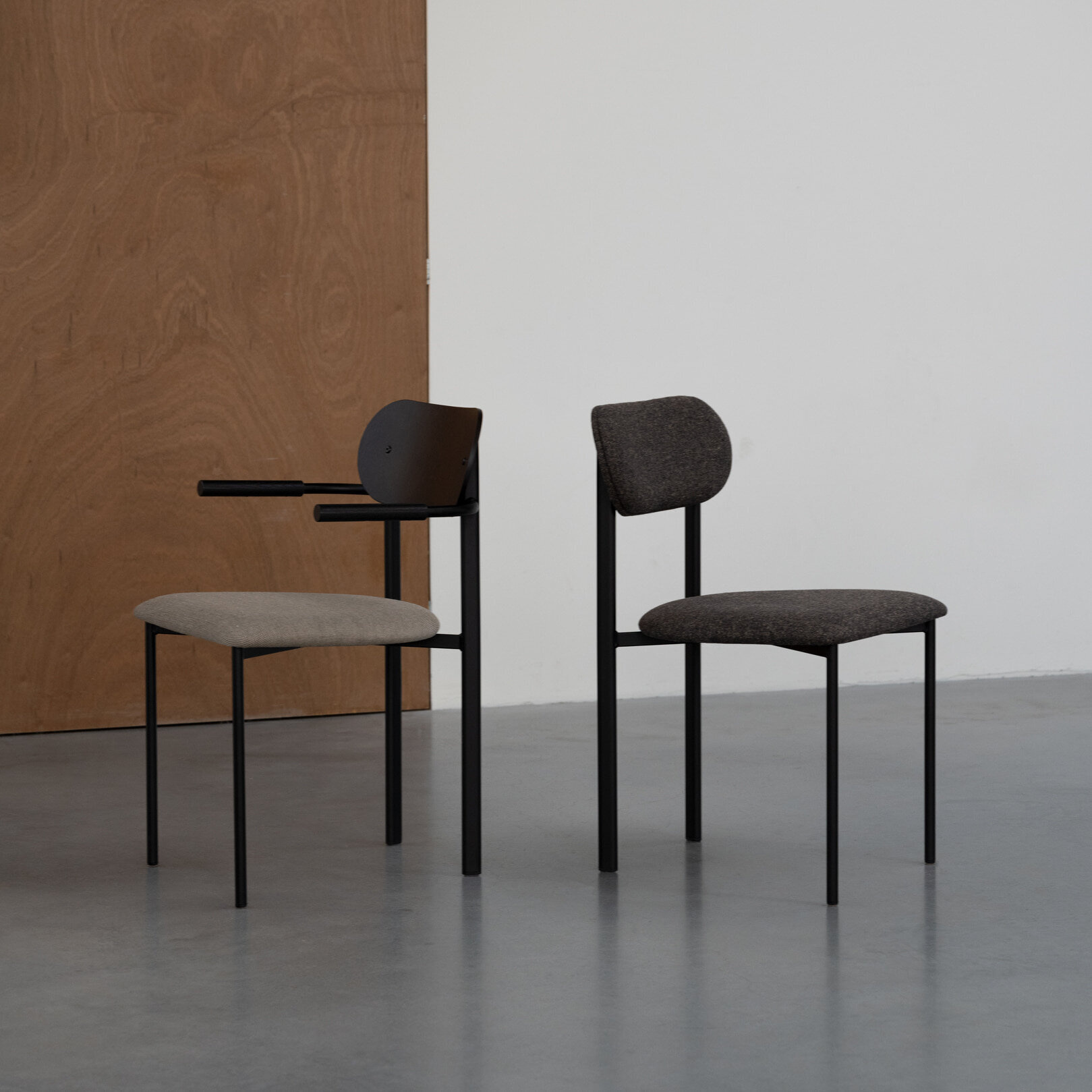 STUDIO HENK Oblique Chair zonder armleuning - zwart - Olbia ecru 102
