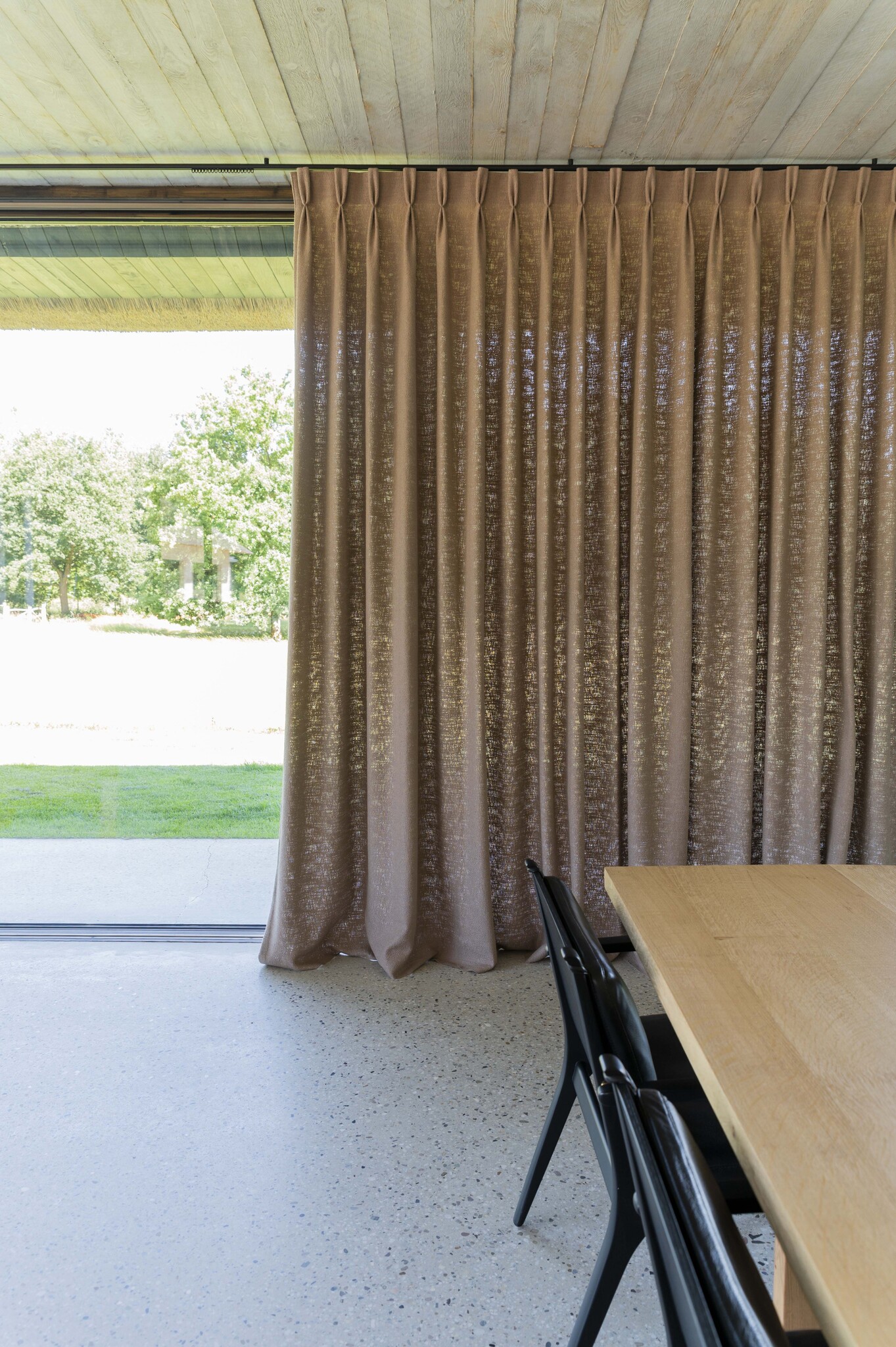 Raamdecoratie op maat - bezoek onze winkel voor meer info