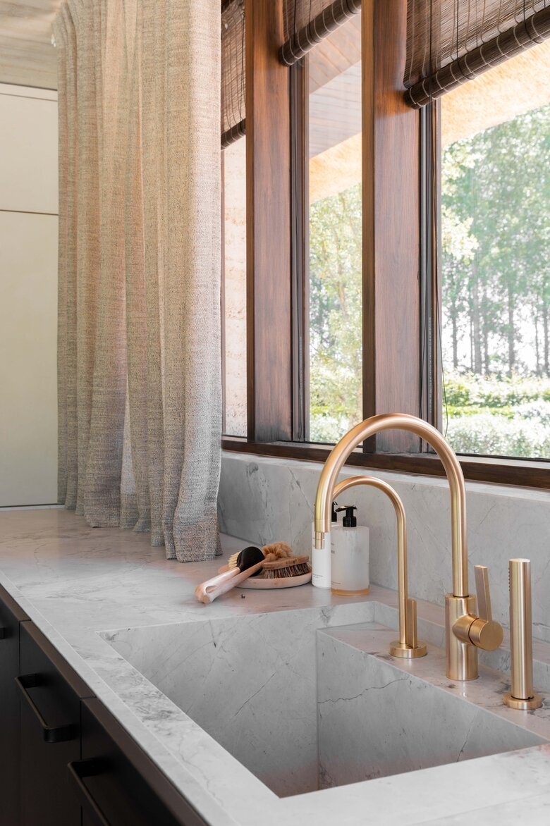 Raamdecoratie op maat - bezoek onze winkel voor meer info