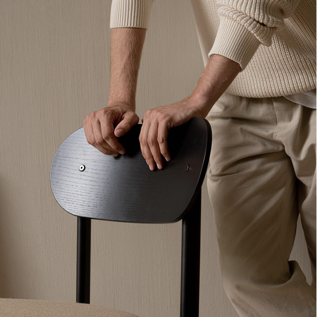 STUDIO HENK Oblique Chair zonder armleuning - zwart - soil ocre23