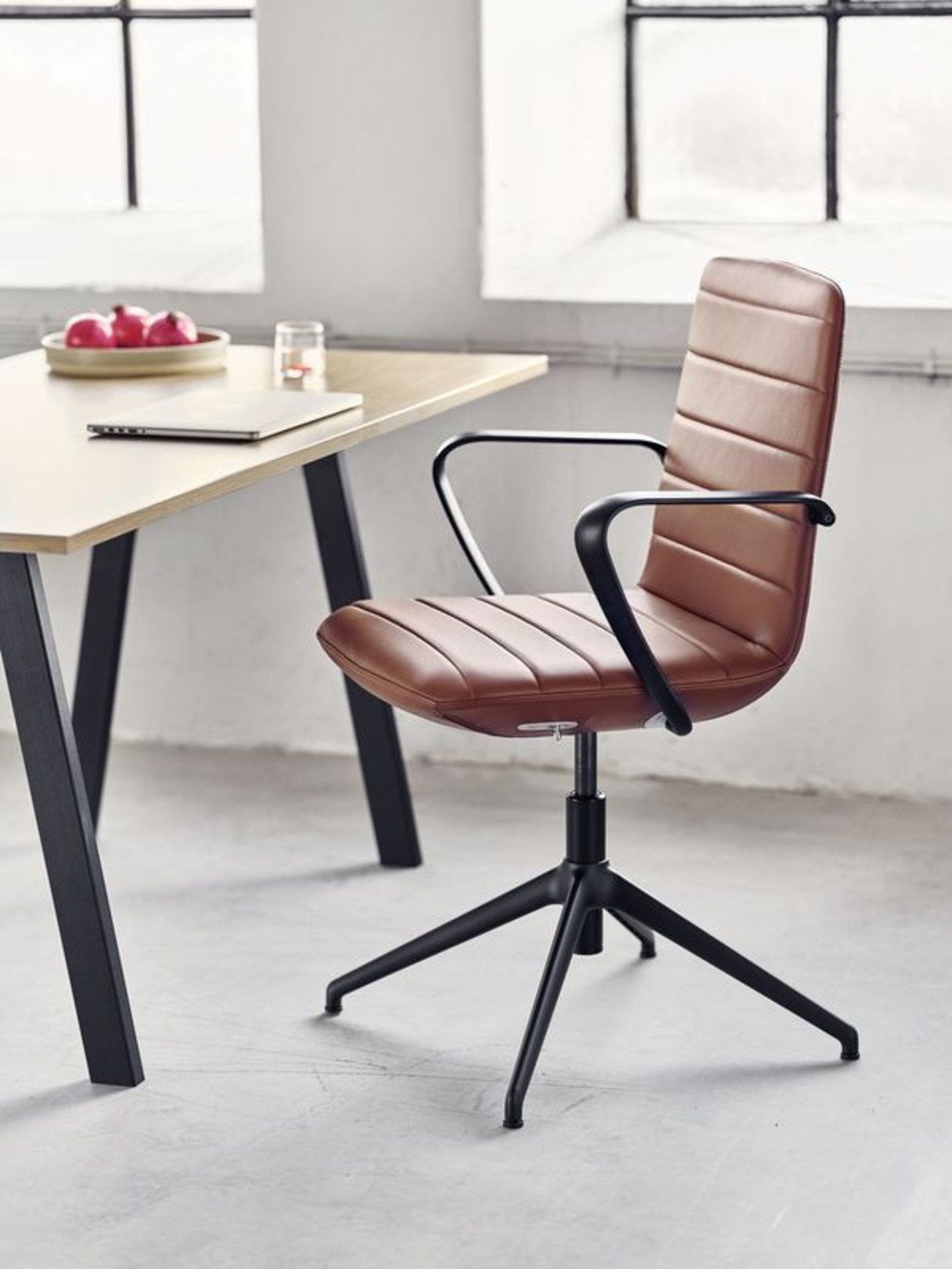 EFG Favor 22 low back, armrests 5-star swivel base Castors f. hard floors Steelcut Trio 3 746 Polished Aluminum