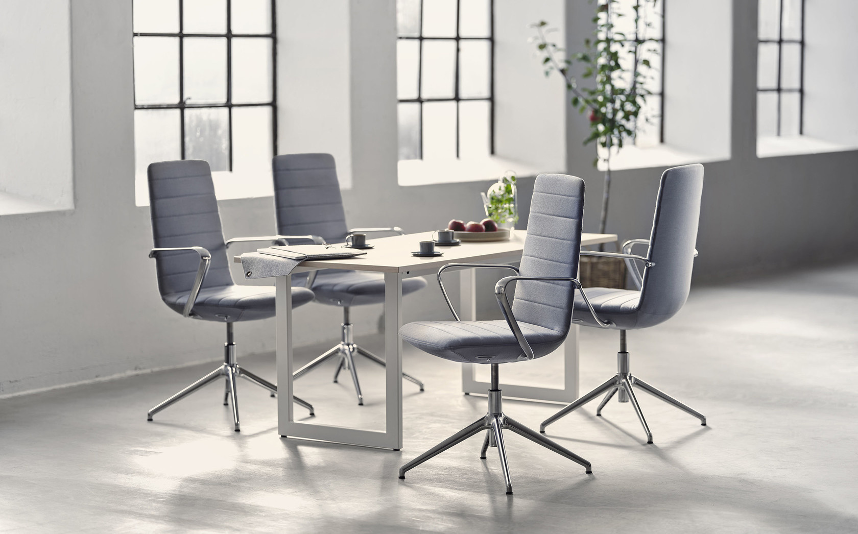 EFG Favor 22 low back, armrests 5-star swivel base Castors f. hard floors Steelcut Trio 3 746 Polished Aluminum