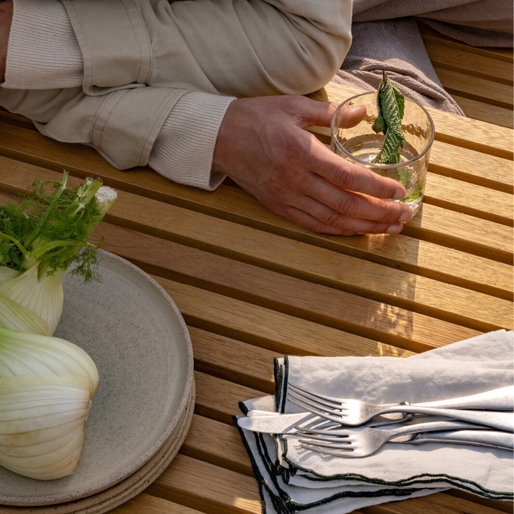 STUDIO HENK Slim-X Outdoor Tafel 220 cm - FSC gecertificeerd Iroko hout, wit stalen frame