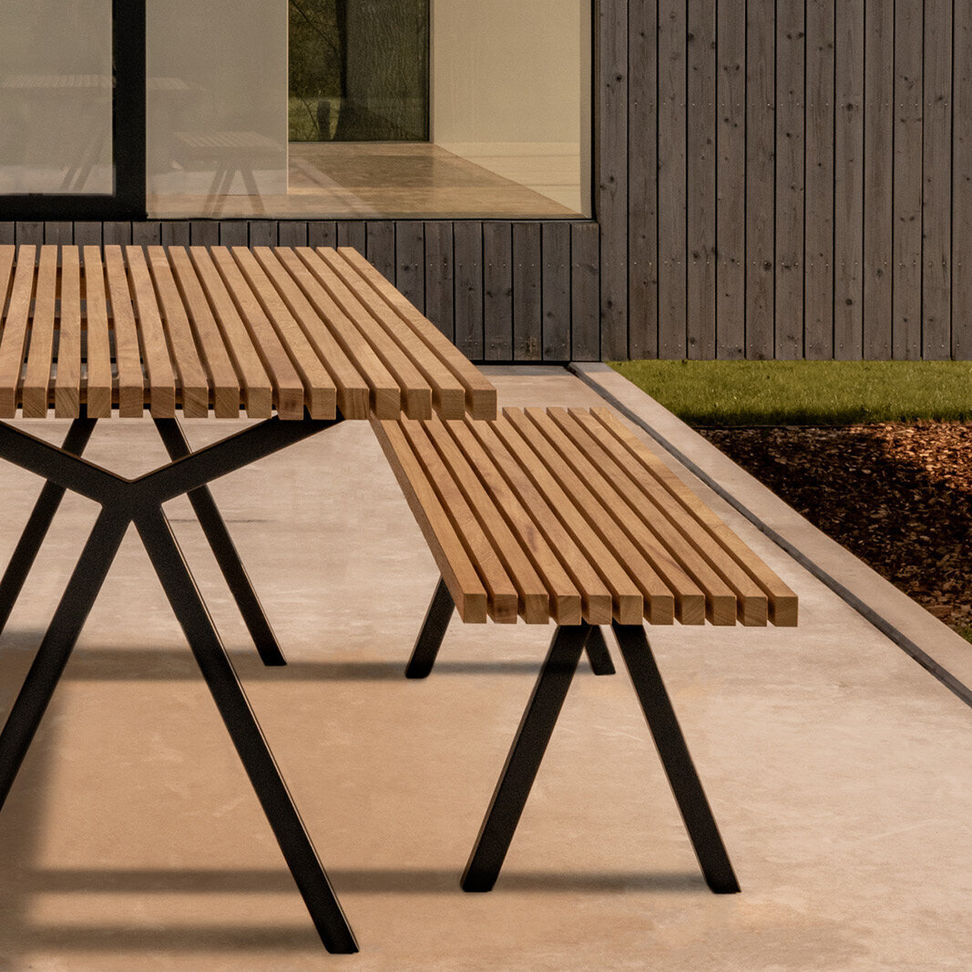 STUDIO HENK Slim-X Outdoor Tafel 220 cm - FSC gecertificeerd Iroko hout, wit stalen frame
