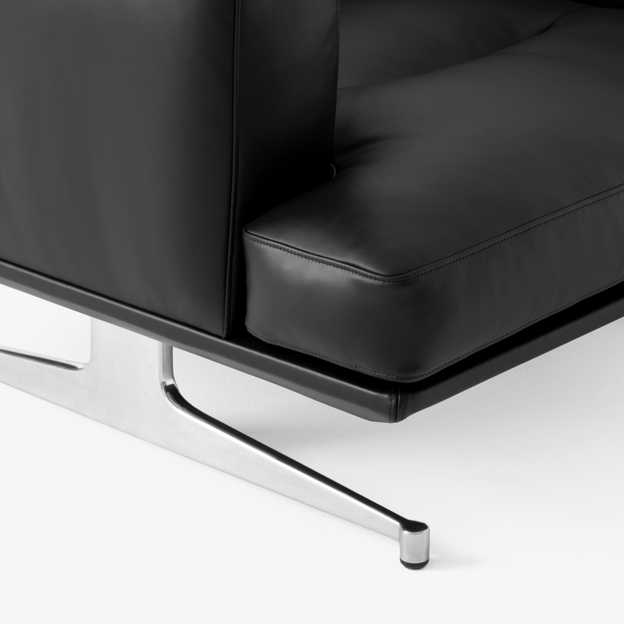 &Tradition Inland AV21 - Noble Black Leather/Polished aluminium