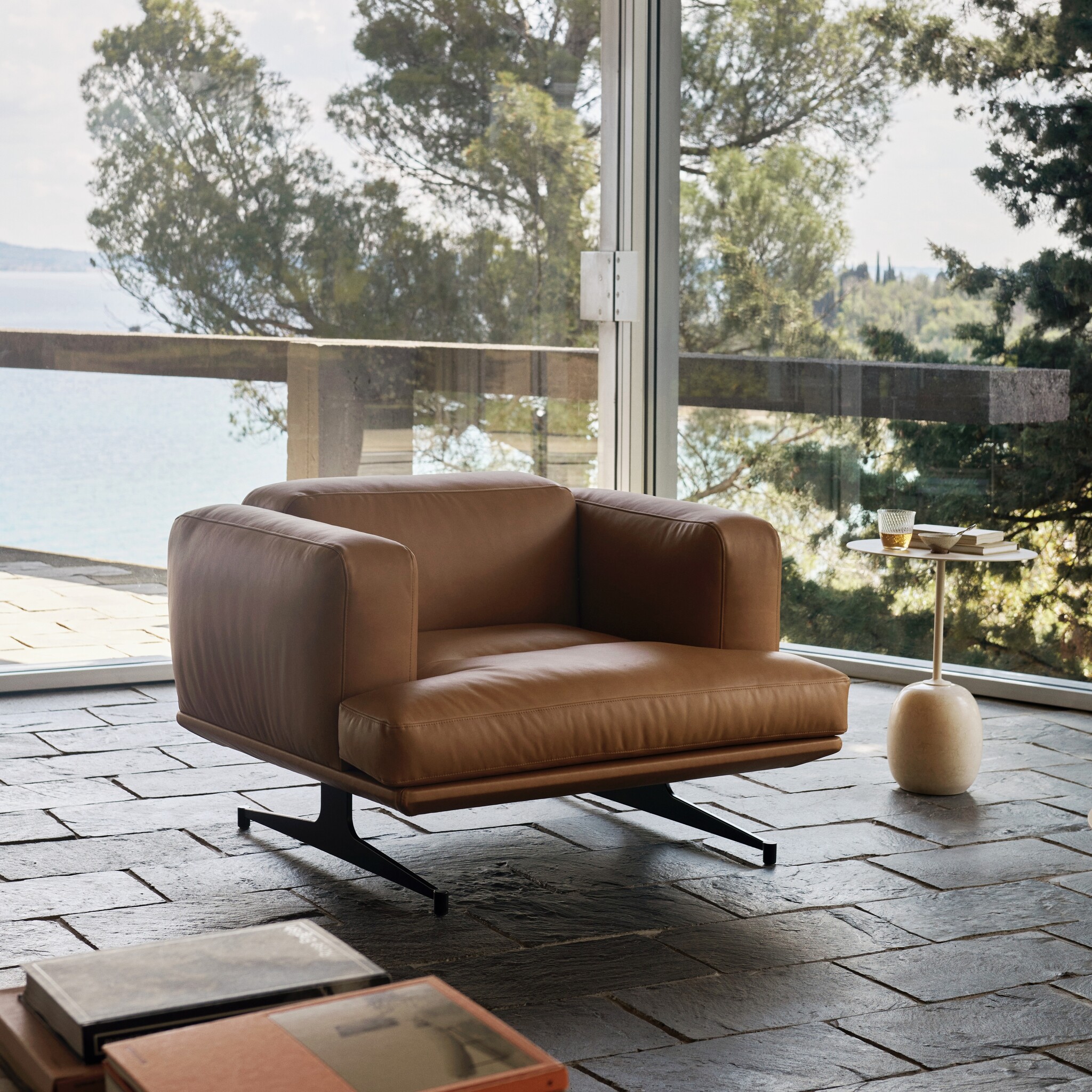 &Tradition Inland AV21 - Noble Black Leather/Polished aluminium