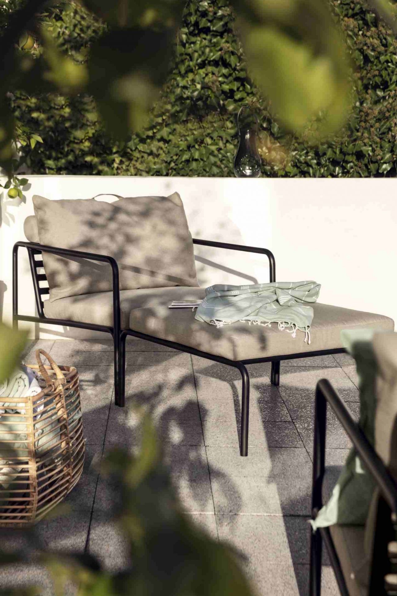 Houe AVON Lounge Chair - Black - Sunbrella/Heritage